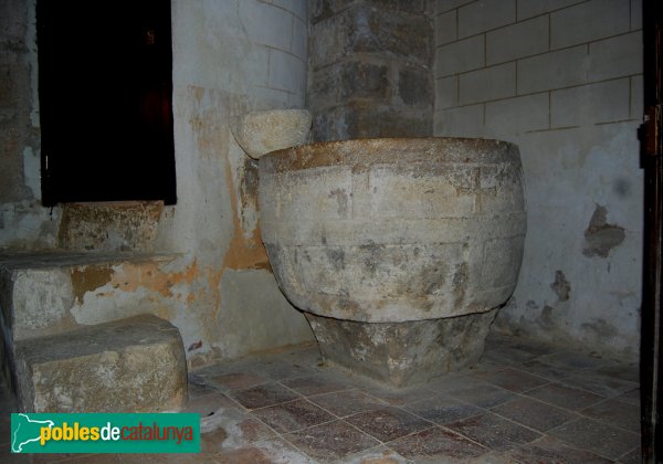 Pontons - Església de Santa Magdalena, pica romànica (Foto: Àngela Llop, 2010) Pontons - Església de Santa Magdalena, pica romànica